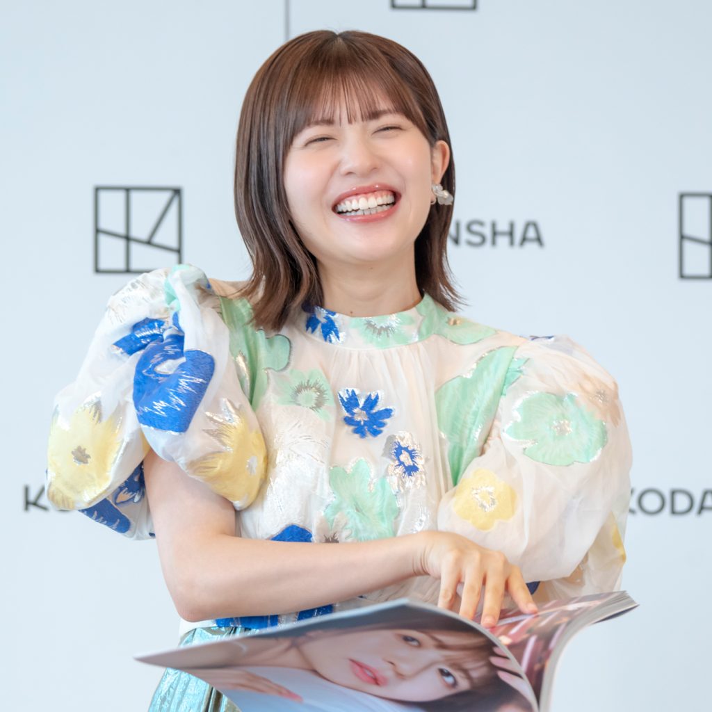 日向坂46・松田好花1st写真集『振り向いて』出版記念記者会見より