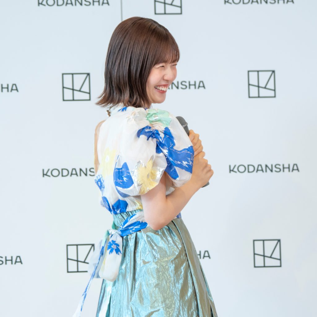 日向坂46松田好花1st写真集『振り向いて』出版記念記者会見より写真集自己採点後の表情2