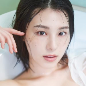 相楽伊織、抜群のスタイルと大人の魅力で迫る洗練美