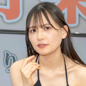 小嶋明梨「半分脚」、グラビア的チャームポイントはスラりとした色白の美脚