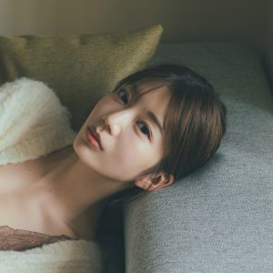 日向坂46高本彩花、ランジェリーの上にガウンを羽織ってゴロン…1st写真集『僕の記憶の中で』新先行カット到着