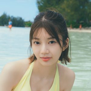 日向坂46高本彩花、美しく透き通った海に感動！イエロー水着姿の封入ポストカード第2弾解禁