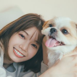 日向坂46高本彩花、愛犬“ちぇりちゃん”との笑顔あふれるツーショット公開