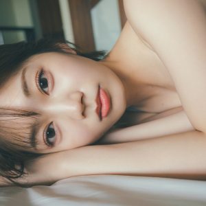 日向坂46高本彩花、ベッドで横になって添い寝姿を披露…封入ポストカード第4弾解禁