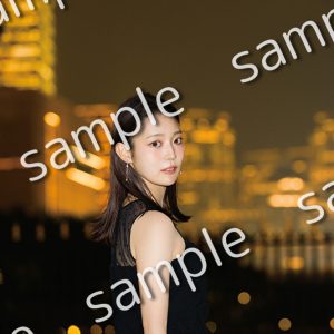 乃木坂46阪口珠美、お気に入りのブラックドレスが大人っぽい夜景ショット…封入ポストカード第2弾解禁