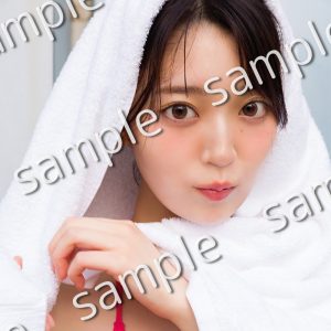 乃木坂46阪口珠美1st写真集より大反響のピンクの水着カットが封入特典ポストカード第5弾として登場