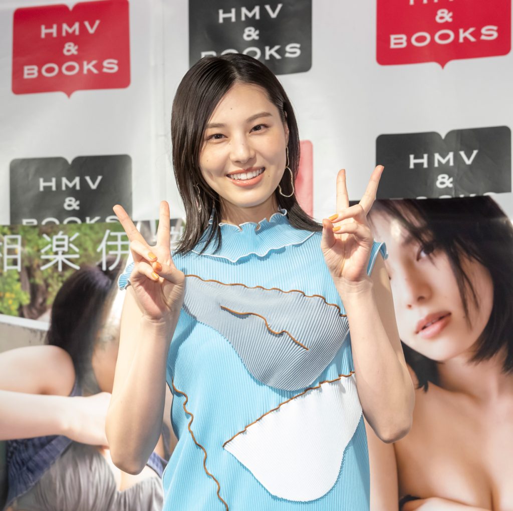 相楽伊織が1st写真集『浮泳夢』(集英社)発売記念イベント取材会に出席