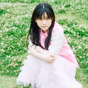 櫻坂46山下瞳月、ソロ表紙を飾る…桜色の衣装で自由気ままに過ごす