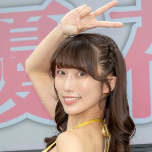 グラビアアイドル板野優花、ド派手なゴールドビキニで登壇