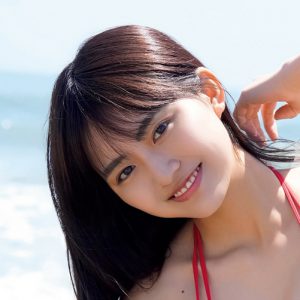 豊田ルナ、夏の到来を告げる真っ赤なビキニ姿を披露