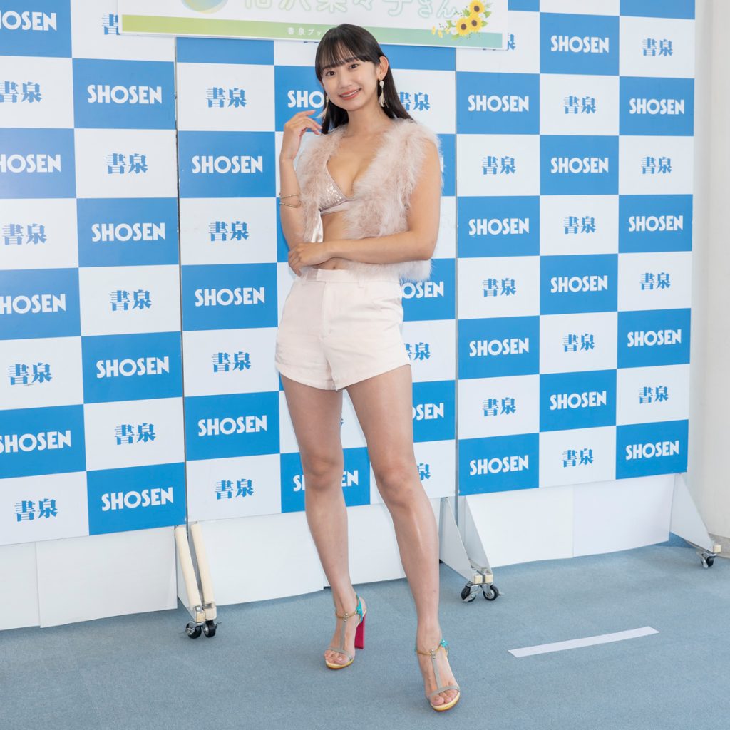 相沢菜々子1st写真集「N」発売記念取材会より