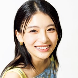 出口夏希、爽やかなノースリーブワンピース姿を披露『週刊FLASH』初登場