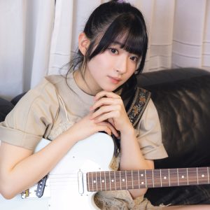 声優・進藤あまね、健康的な美脚を披露…大好きなカップ焼きそばにご満悦