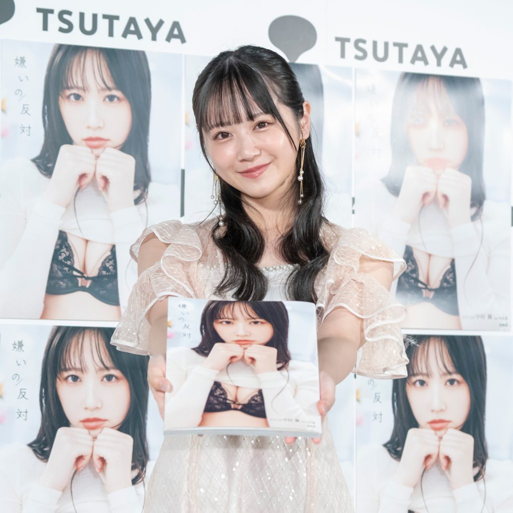 1st写真集『嫌いの反対』(宝島社)発売記念取材会に出席したSTU48中村舞