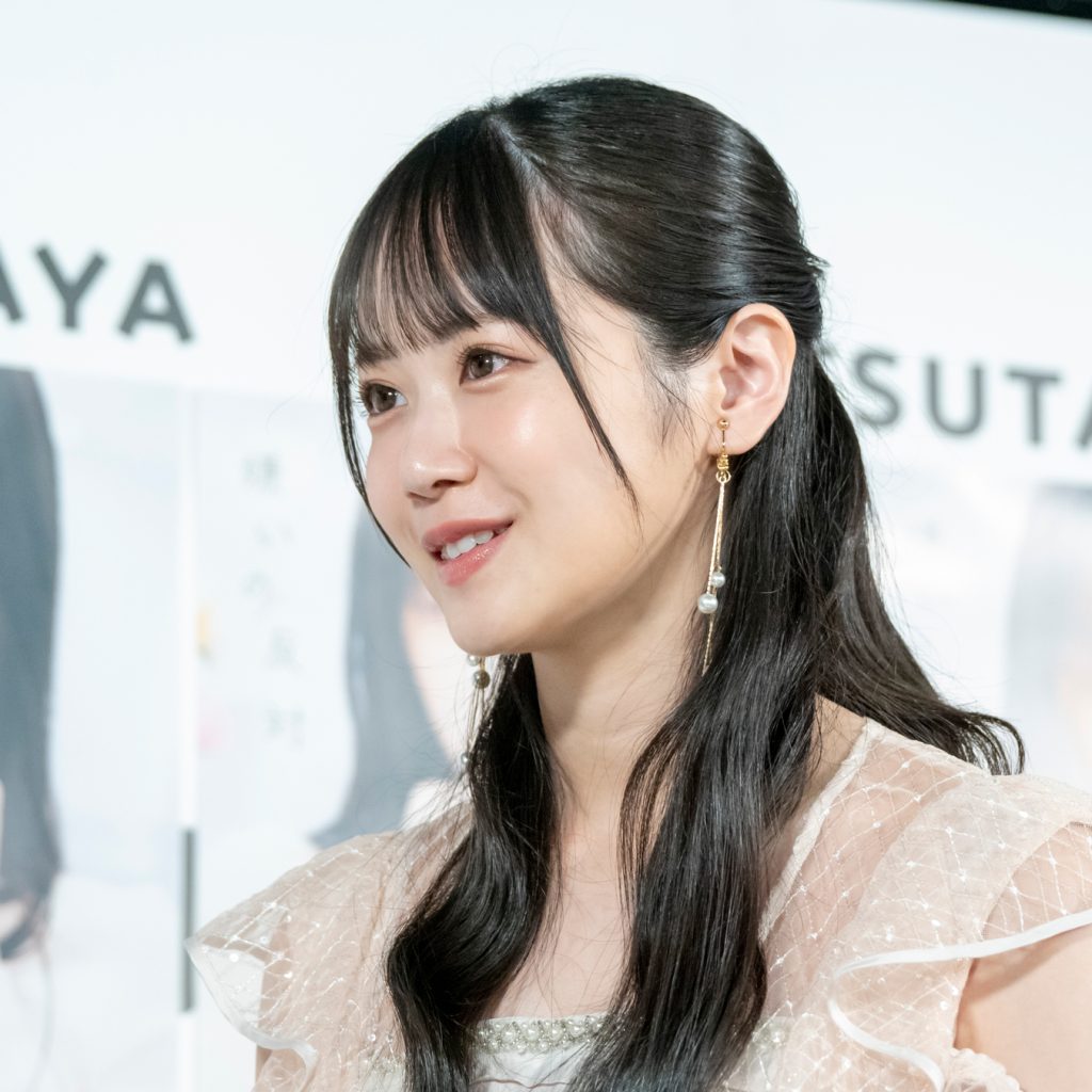 1st写真集『嫌いの反対』(宝島社)発売記念取材会に出席したSTU48中村舞