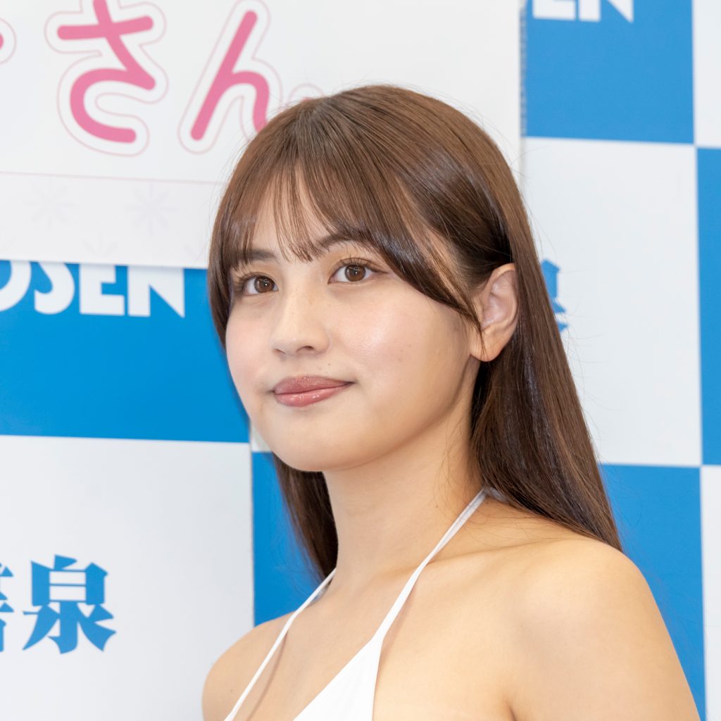 花咲楓香が1st写真集「ルーキー」発売記念取材会に出席