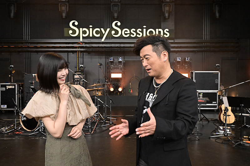 音楽番組『Spicy Sessions』MC黒沢 薫(右)と中西アルノ(左)