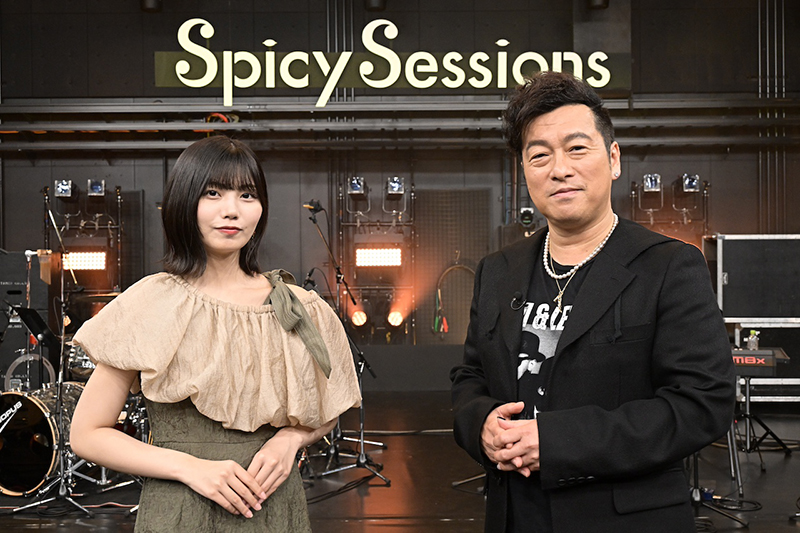 音楽番組『Spicy Sessions』MCの黒沢 薫(右)と中西アルノ(左)