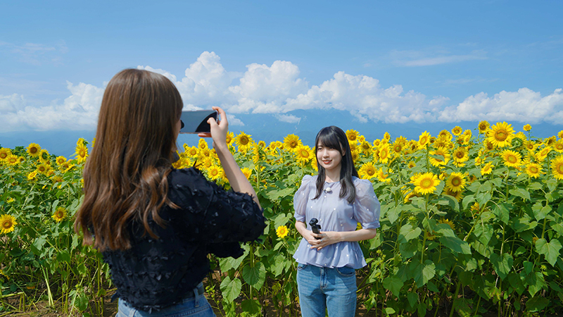 “映えスポット”で互いに写真を撮り合う賀喜遥香と菅原咲月