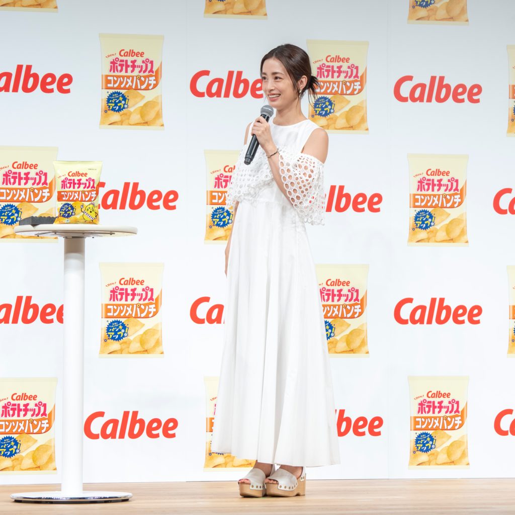 上戸彩がカルビー「ポテトチップス コンソメパンチ」リニューアル新CM発表会に出席