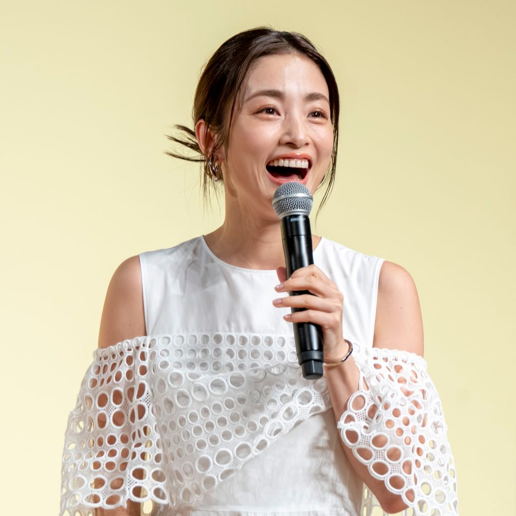 上戸彩が「ポテトチップス コンソメパンチ」新CM発表会に出席