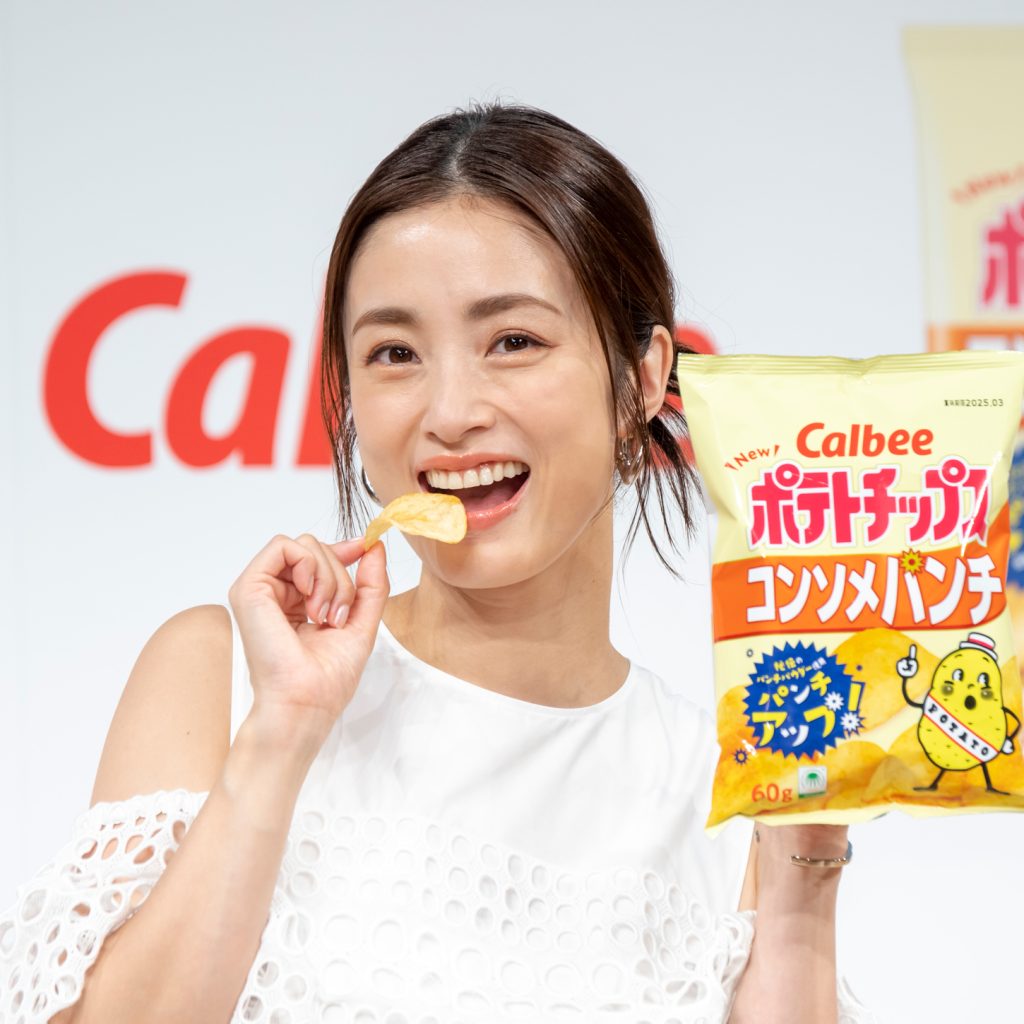 上戸彩がカルビー「ポテトチップス コンソメパンチ」リニューアル新CM発表会に出席