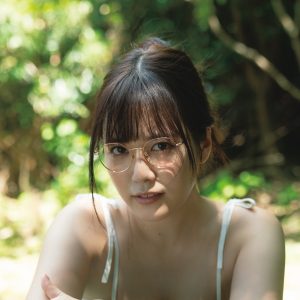 東雲うみ、美谷間チラり…はかなげな表情が印象的な新カット解禁！3rd写真集『うみの近く』発売まで1週間