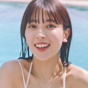 乃木坂46岩本蓮加「1st写真集」より美谷間あらわな白ビキニショット解禁