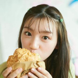 日向坂46佐々木美玲、チーズバーガーもぐもぐショット解禁「このあとおなかがまん丸になってしまったのは秘密です」