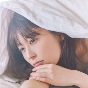 乃木坂46岩本蓮加1st写真集より、おへそチラりカット含む裏表紙4種＆秋元康氏による“帯コメ”解禁