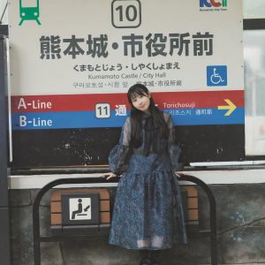 SKE48井上瑠夏1st写真集より第2弾先行カット到着…路面電車の駅＆ホテルの露天風呂で撮影