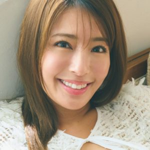 “なにわのブラックダイヤモンド”橋本梨菜、ハッピースマイルあふれるグラビアショット