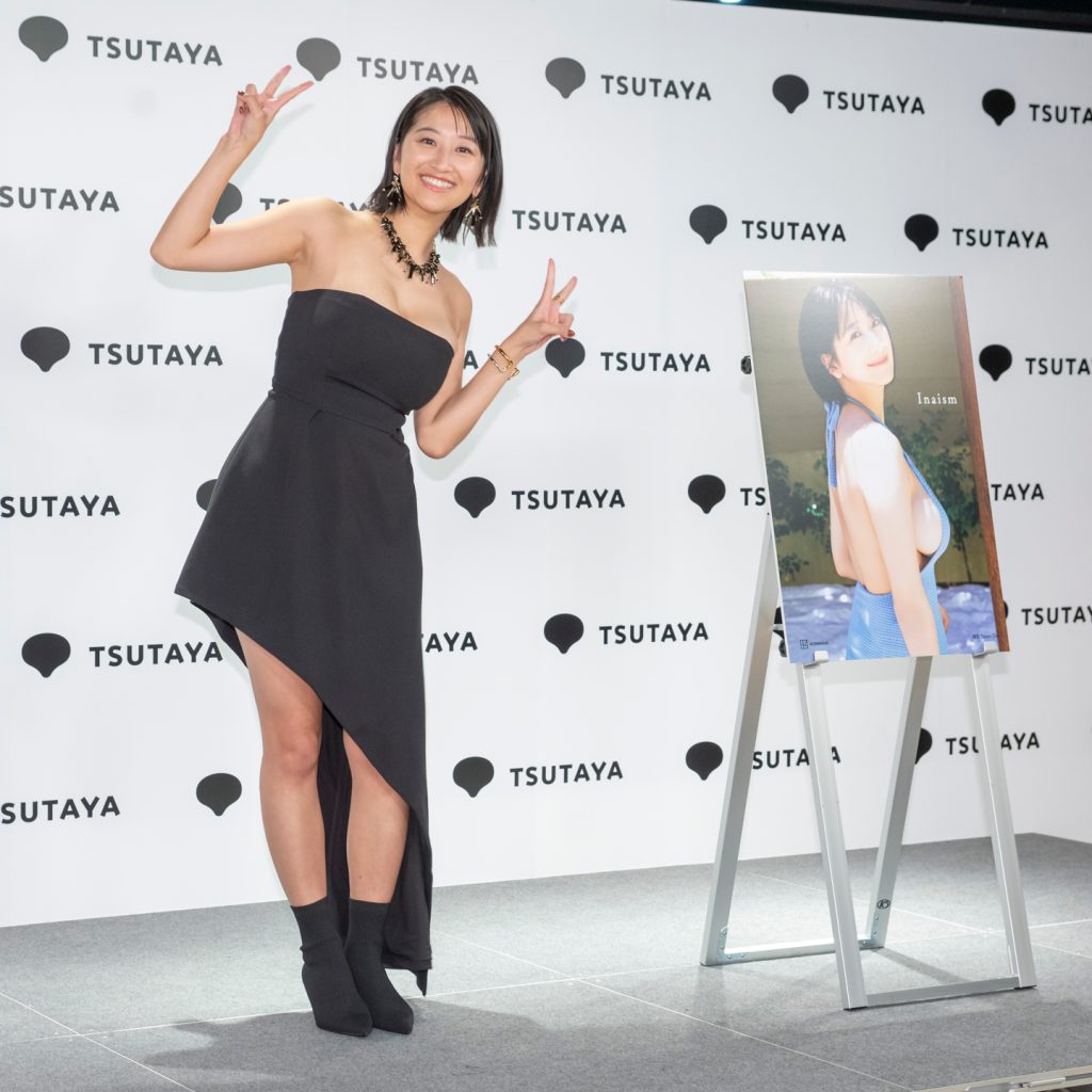 榎原依那が1st写真集「Inaism」発売記念取材会に出席