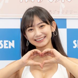 “日本一のレースクイーン”相沢菜々子、原点回帰の純白水着で登壇