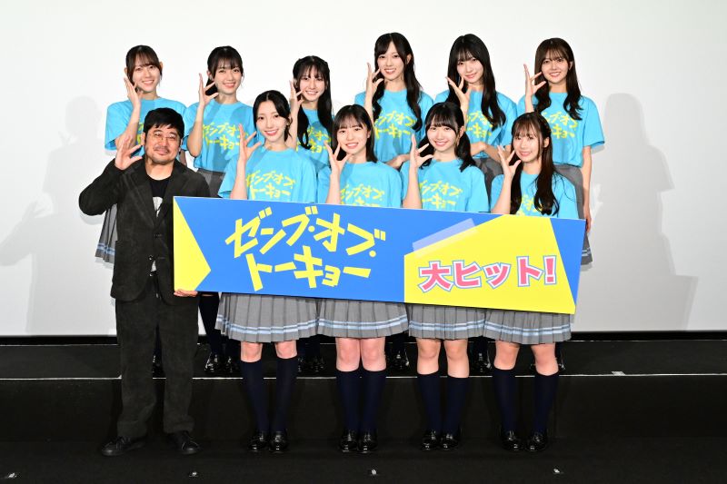 舞台挨拶に出席した日向坂46四期生10名(1人欠席)と熊切監督、日向坂のポーズをリクエスト