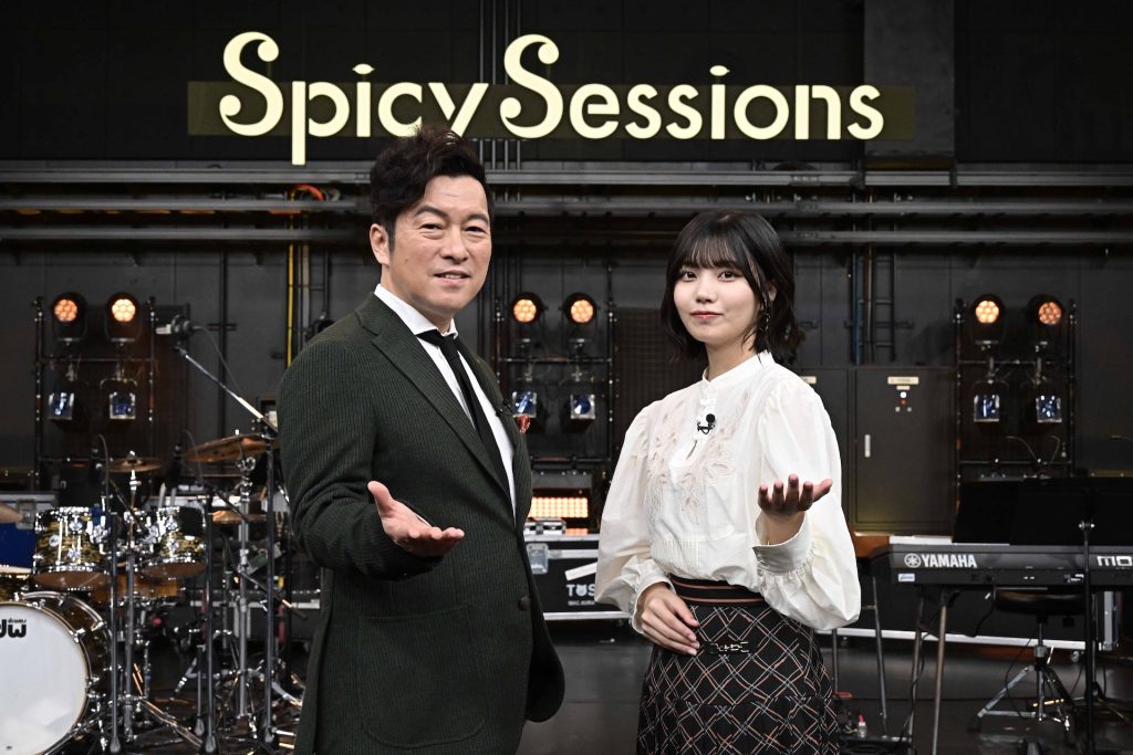 『Spicy Sessions』より番組MCの黒沢 薫と中西アルノ