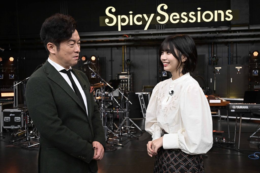 『Spicy Sessions』より番組MCの黒沢 薫と中西アルノ