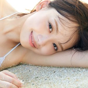 日向坂46濱岸ひより1st写真集よりビーチで寝そべる純白ビキニ姿解禁