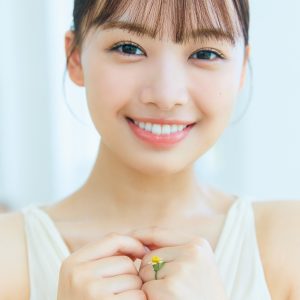 日向坂46濱岸ひより、キラめく笑顔の純白ウエディング姿を披露