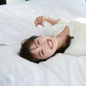 日向坂46佐々木美玲「起きてすぐの“朝ぱんちゃん”です！」先行カット第8弾はごろごろ寝転ぶ姿