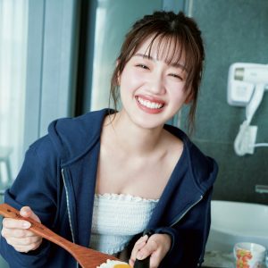 日向坂46佐々木美玲、目玉焼き失敗？愛嬌たっぷり朝食準備中の先行カット到着