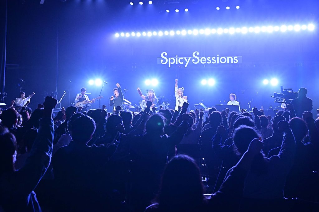 『Spicy Sessions』より、観覧客と一体になって歌い上げた「ECHO」