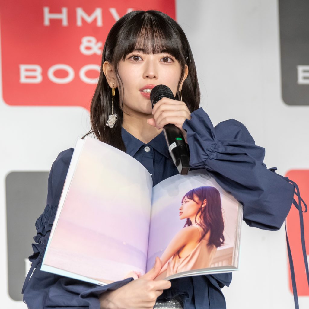 乃木坂46・岩本蓮加が1st写真集『いたずらな風』(竹書房)出版記念記者会見に出席