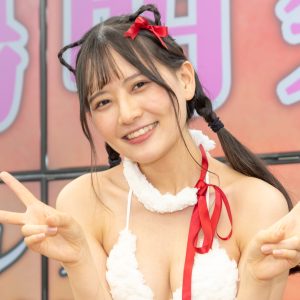 グラビアアイドル小嶋明梨、お気に入りは「究極に面積が少ない和柄のマイクロ水着」