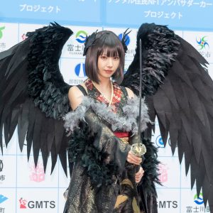 コスプレイヤーえなこ、“八咫烏”をモチーフにした姿で登壇「アニメのコスプレより生地も多めで厳かな感じ」