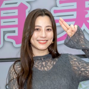 “ゴーオンシルバー”杉本有美「透け感があるものを着たくて…」落ち着いた色合いのワンピース姿で登壇