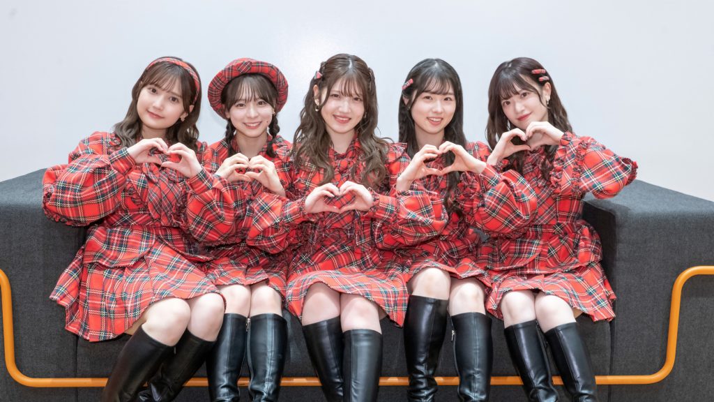 12月25日(水)にニューアルバム『なんてったってAKB48』をリリースするAKB48鈴木くるみ、倉野尾成美、村山彩希、岩立沙穂、武藤小麟(左から)