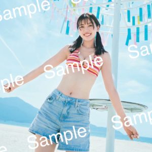 日向坂46佐々木美玲1st写真集、派手派手ちゃんの水着姿がポストカードに