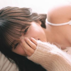 乃木坂46与田祐希、ソファでゴロゴロ「ちょっとリラクッスしすぎですかね(笑)」