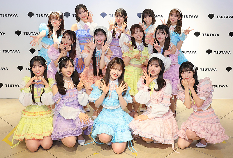 AKB48がニューアルバム『なんてったってAKB48』の発売を記念した「グループ写真会」を開催